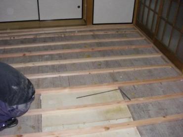 掘りごたつだった所を板で塞ぎ、 根太を組んでいきます。 組み終わったら断熱材を隙間なく敷いていきます。