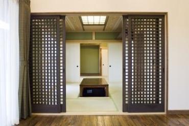 格子の扉が和室をいっそう美しい佇まいに見せてくれます。 畳は日本人の心。ゆったりくつろげます。
