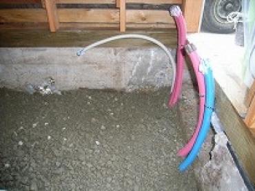 リフォーム工事中給水管を配管していきます。