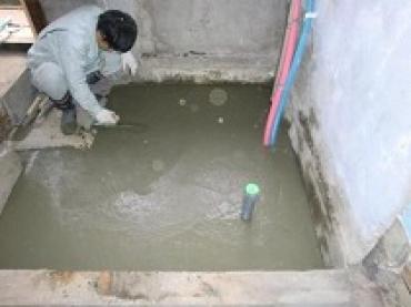 給水給湯管、排水管の配管後職人が丁寧にコンクリートを打設していきます。